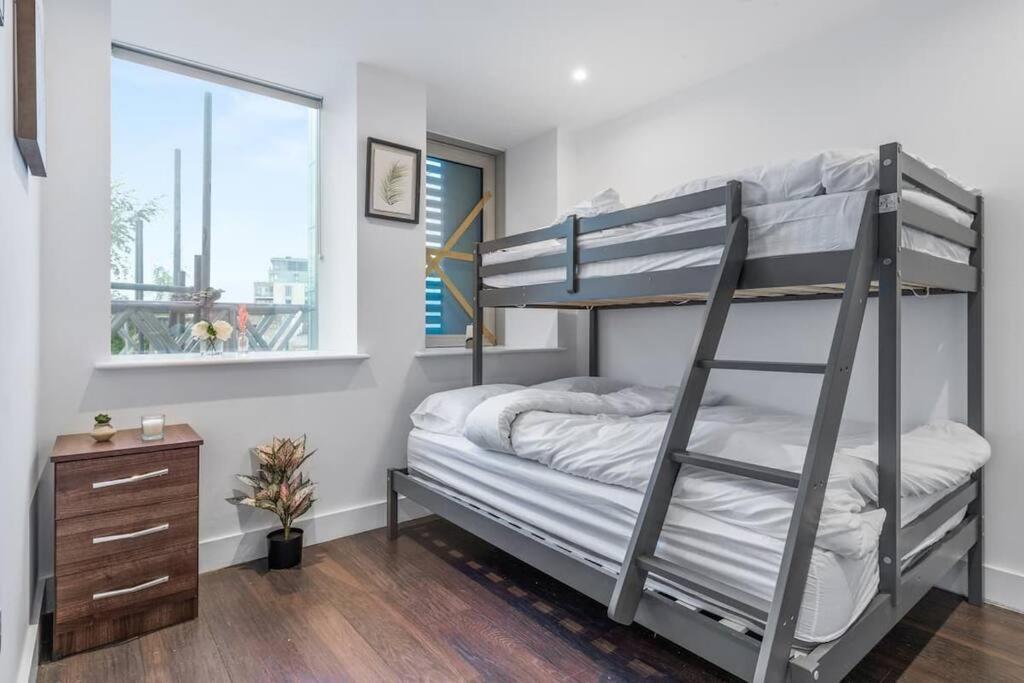 شقة Sleep 7 20 Mins From London Waterloo Bp65 المظهر الخارجي الصورة